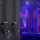 Zwei PixLite A4-S Mk3 an einer Betonwand montiert, oben vier Pixel-Leitungen in den grünen Klemmen, unten die rote und schwarze Stromeinspeisung; im Hintergrund die damit betriebenen LED-Röhren an einer Bühnentraverse