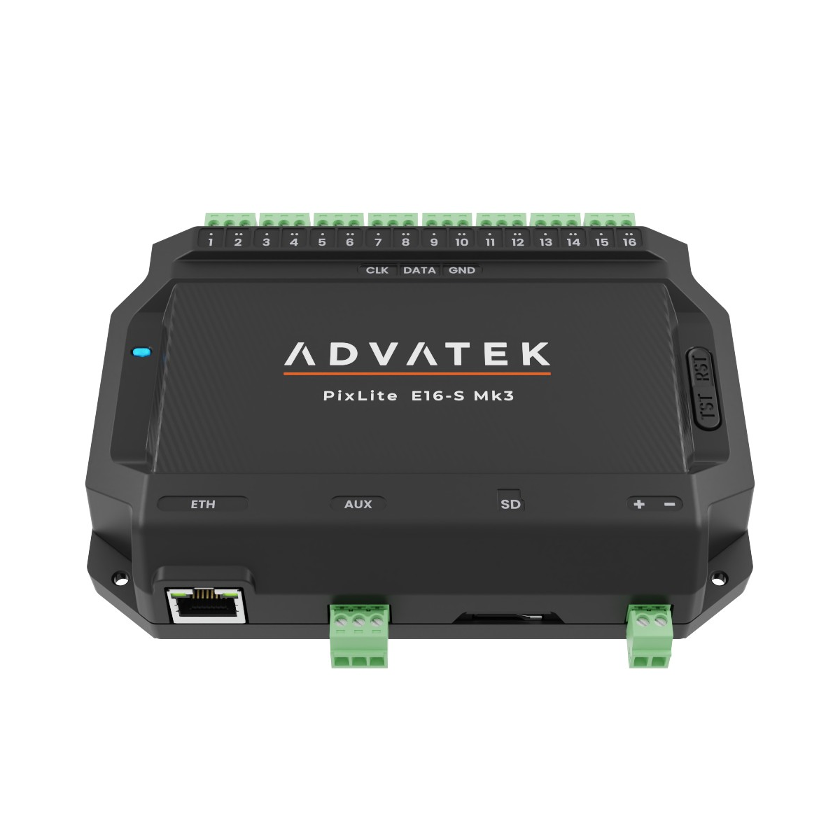 PixLite E16-S Mk3 vu de dessus : seize borniers enfichables verts 1 à 16 avec les contacts CLK, DATA et GND, sur le côté les boutons TST et RST, en bas ETH, AUX, l'emplacement SD et les bornes + et − de l'alimentation.