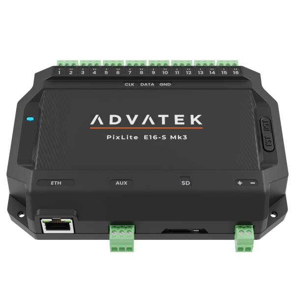 PixLite E16-S Mk3 van boven: zestien groene steekklemmen 1 tot 16 met CLK, DATA en GND, onderaan ETH, AUX, SD-sleuf en voedingsklemmen + / −