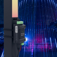 PixLite R1F-S direkt am Traversenrohr montiert, daneben der angeschlossene LED-Balken; dahinter eine gro&szlig;e Pixel-Tube-Installation