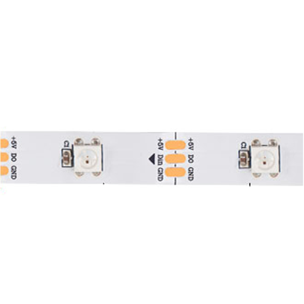 Close-up van de pixelstrip met WS2812b-LEDs en knippunt (+5V, DIN/DO, GND)
