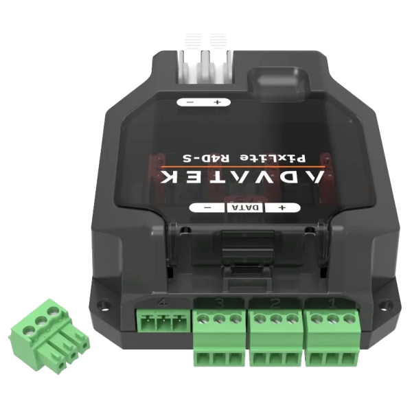 PixLite R4D-S di tre quarti frontale con i morsetti...