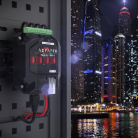 PixLite R4D-S von oben mit geschlossener Klappe, Klemmen +, DATA, &minus; oben und Versorgung unten