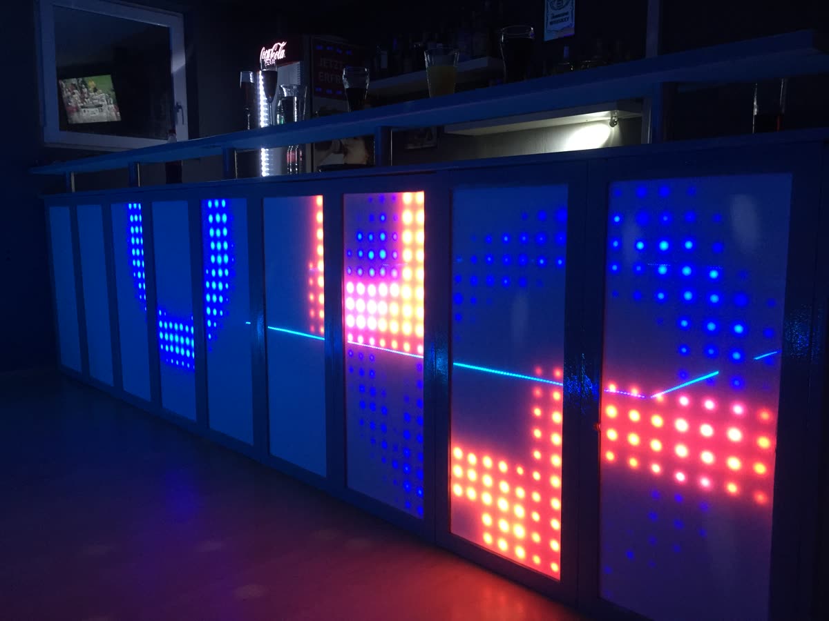 Bar-Front mit Pixel-Muster in Blau und Orange